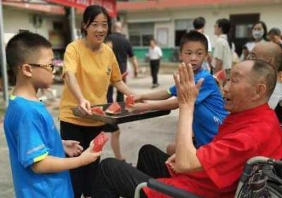 82岁老人探索20多岁小伙伴被迫关掉了 82岁老人24年跑遍大半个中国寻找